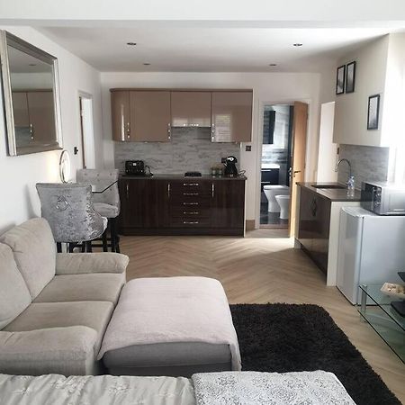 Lovely Studio Annex In Lilliput Пул Экстерьер фото