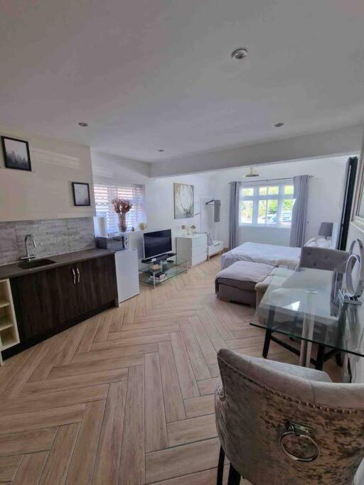 Lovely Studio Annex In Lilliput Пул Экстерьер фото