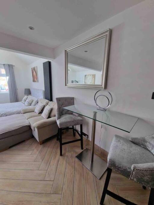 Lovely Studio Annex In Lilliput Пул Экстерьер фото