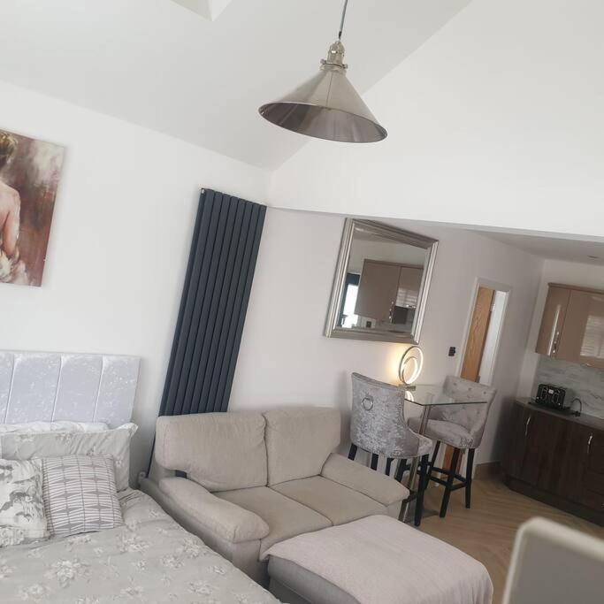 Lovely Studio Annex In Lilliput Пул Экстерьер фото