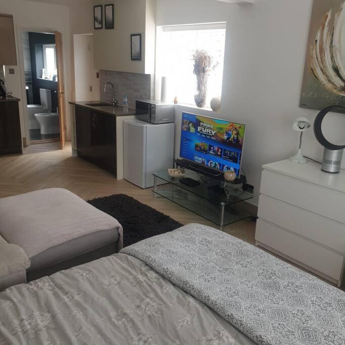 Lovely Studio Annex In Lilliput Пул Экстерьер фото
